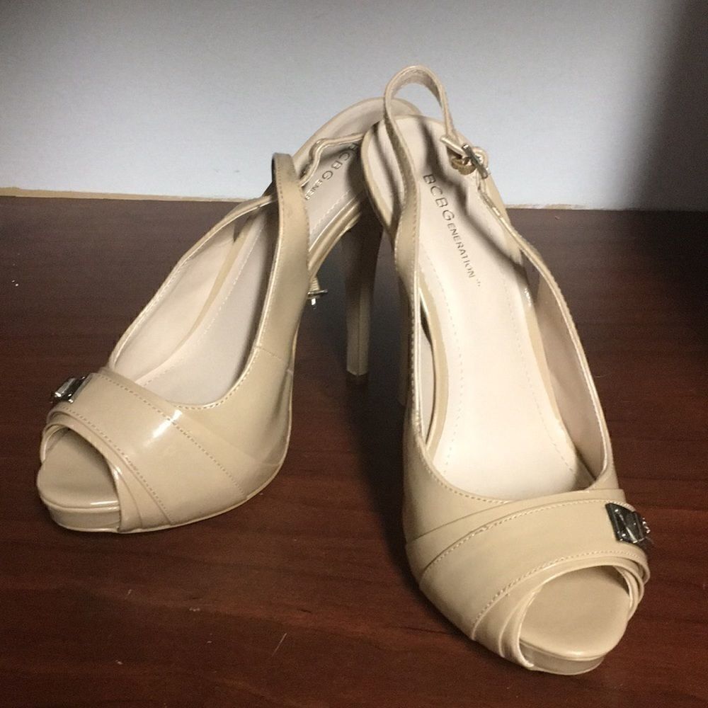 BCBG Women’s taupe heels  